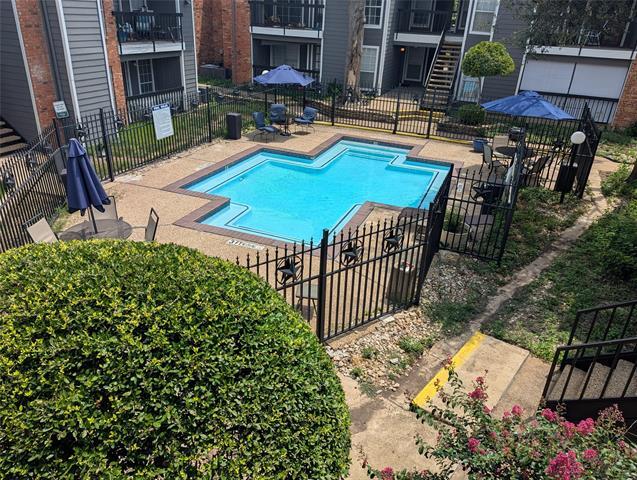Building Photo - 18333 Roehampton Dr