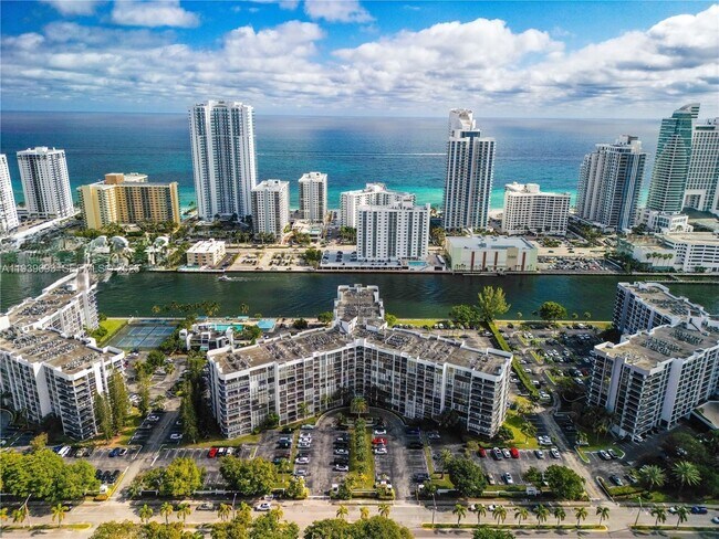 Building Photo - 800 Parkview Dr