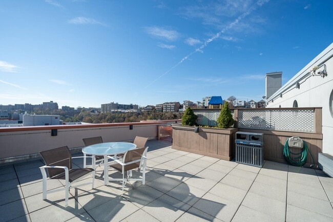 Building Photo - 915 Hudson Park