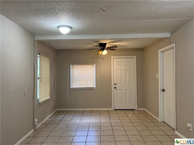 Building Photo - 511 E Walnut St