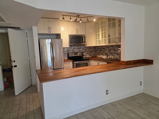 Building Photo - 257 S Cypress Rd