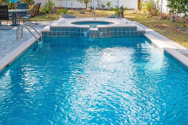 Building Photo - 406 NE 7th Ave