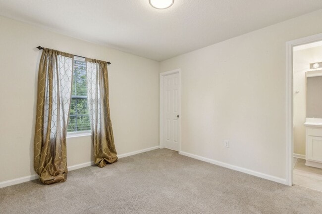 Building Photo - Nearly New 2BR/2.5BA Townhome – Great Loca...