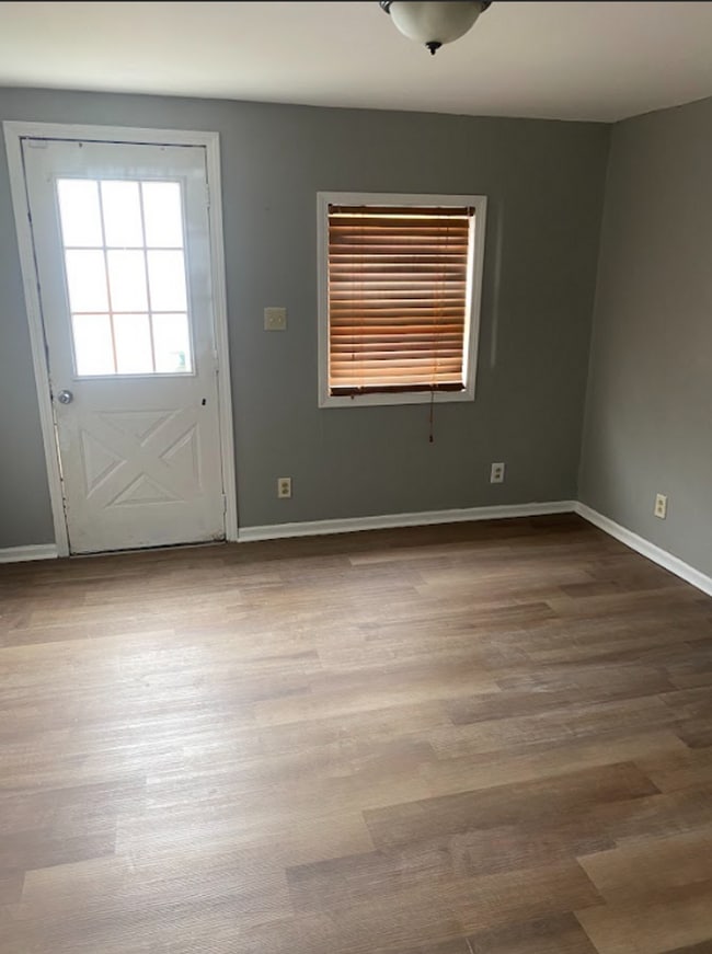 Building Photo - 3 Bed-1 Bath - spacious, beautiful with AC...