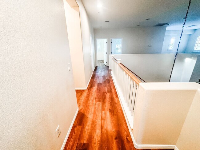 Building Photo - Beautiful 4 bedroom 3 bath plus loft home ...