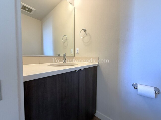 Building Photo - Modern 2 Bedroom, 1.5 Bathroom Apartment with Island Kitchen, Northeast Portland