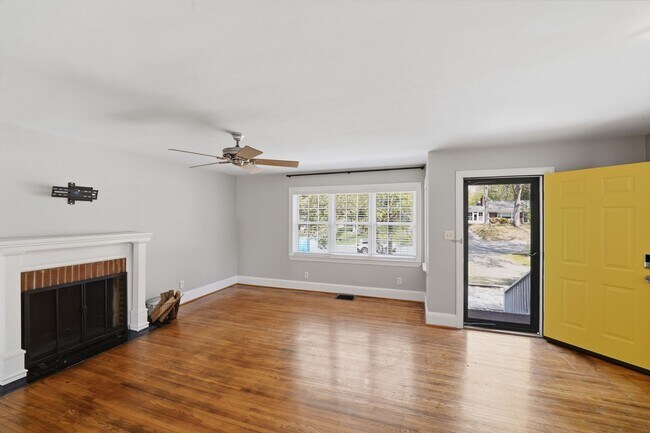 Building Photo - Charming 2BR Home with Modern Updates in Prime Charlotte Location
