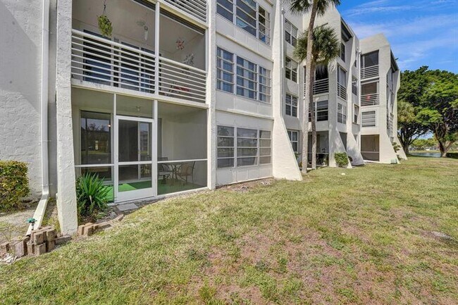 Building Photo - 9440 Poinciana Pl