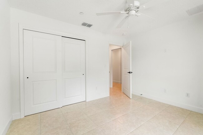 Building Photo - 2 Bedroom 2 Bath 1-Car Garage