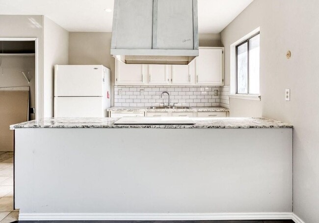 Building Photo - Location location