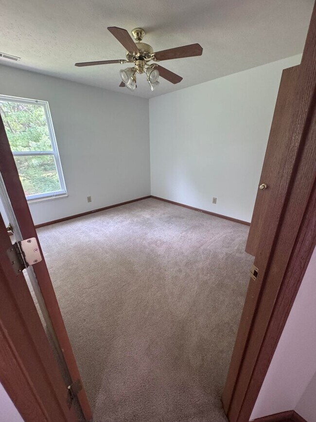Building Photo - 5 Bd 2.5 Ba