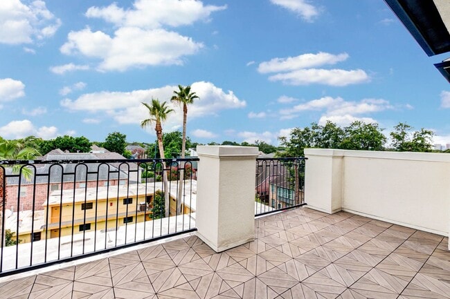 Building Photo - Spectacular Home 4 Bedrooms / 4.5 Bathroom...
