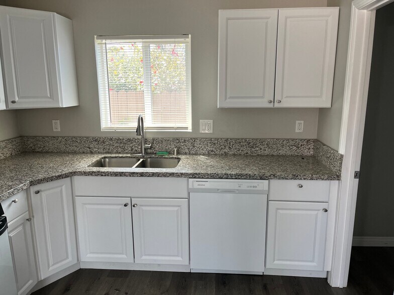 Building Photo - 830 California Ave