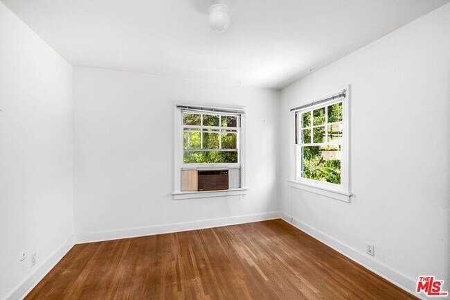 Building Photo - 809 N Bedford Dr