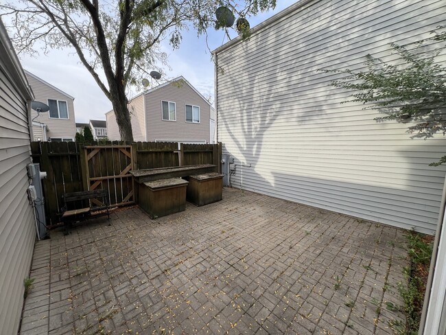 Building Photo - 1645 Victoria Park Cir