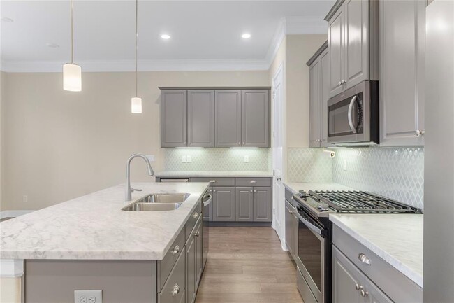Building Photo - 811 Shallow Hollow Dr
