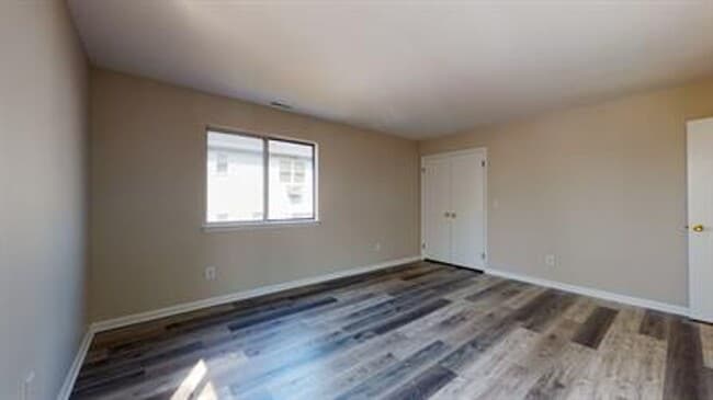 Building Photo - 2 Bedroom 2.5 Bath Townhouse