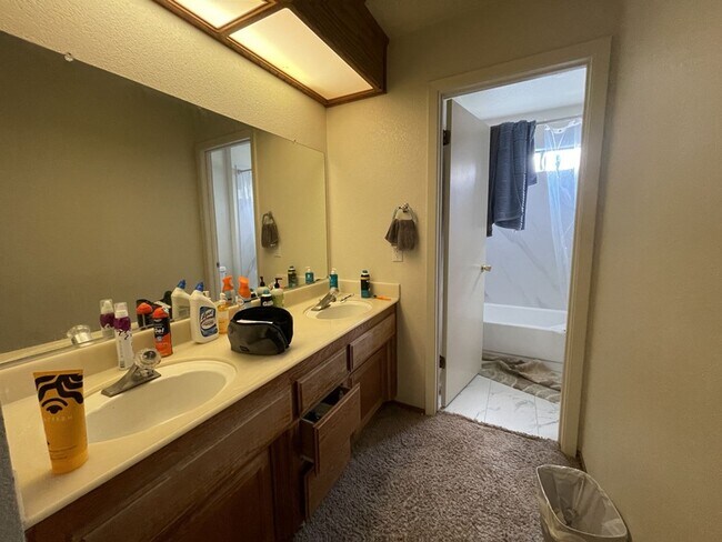 Building Photo - Two story 4 bedroom 2.5 bath home for September move in!