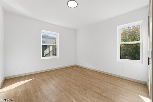 Building Photo - 260 S 10th St