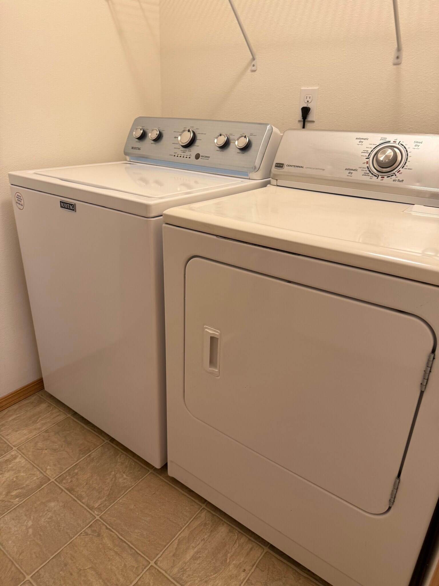 Building Photo - 1015 N Baker Ave