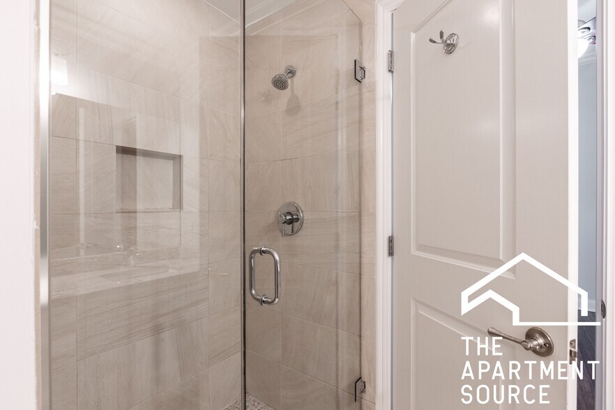 Building Photo - 1533 W Warren Blvd