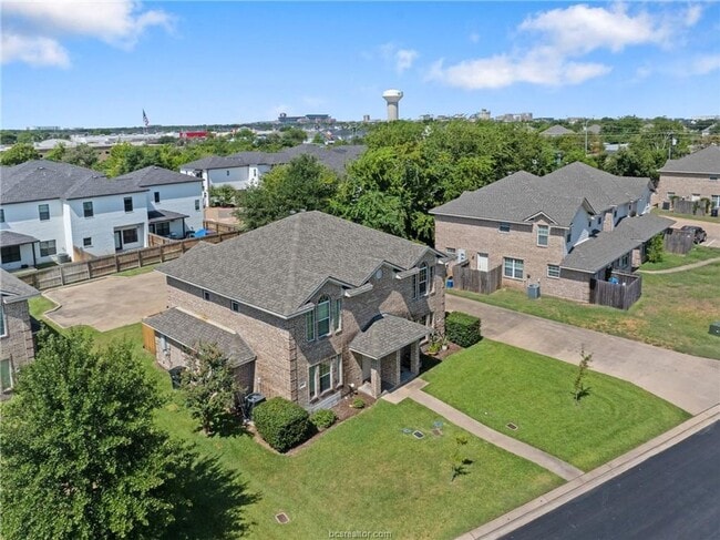 Building Photo - Great 3 Bed, 3 Bath Duplex for Fall 2026 Pre-Lease