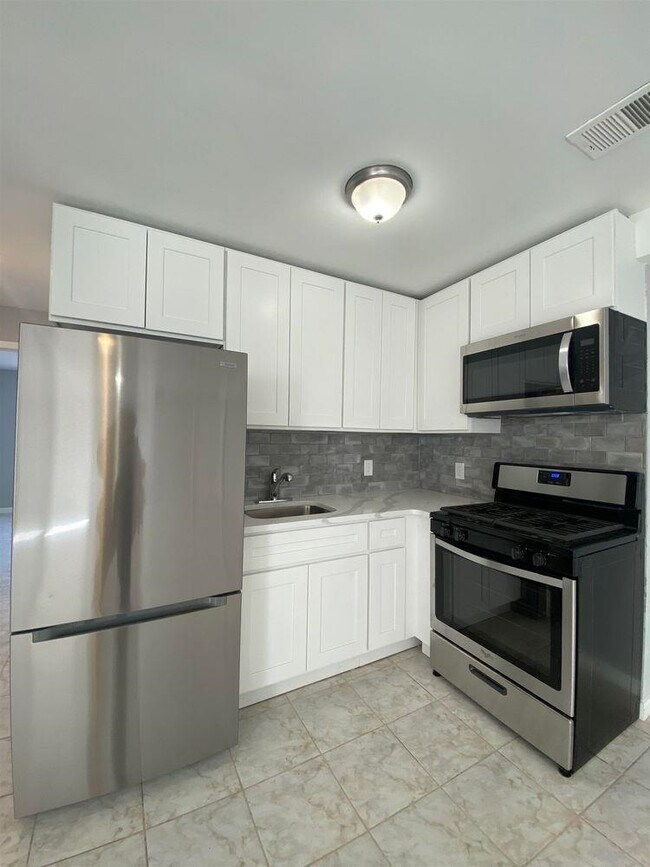 Building Photo - 587 70th St