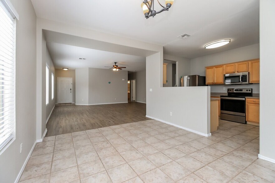 Building Photo - 751 E Horizon Heights Dr