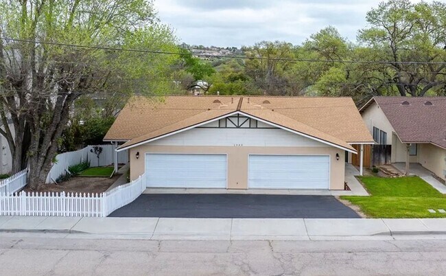 Building Photo - Downtown Duplex