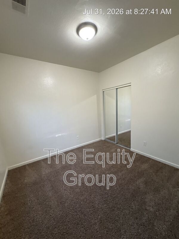 Building Photo - 2423 W Sunnyside Ave