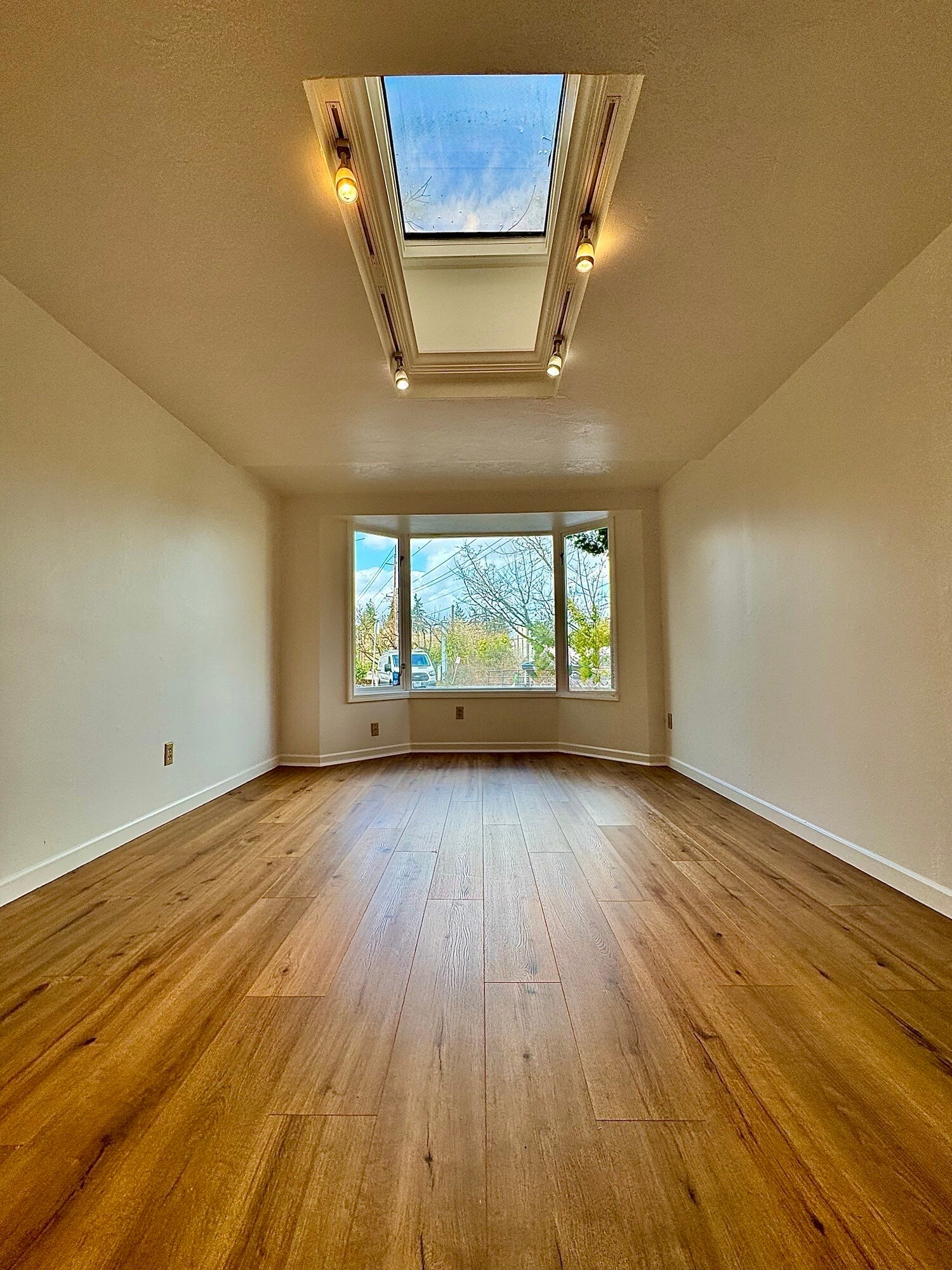 Building Photo - 3405 SW Barbur Blvd