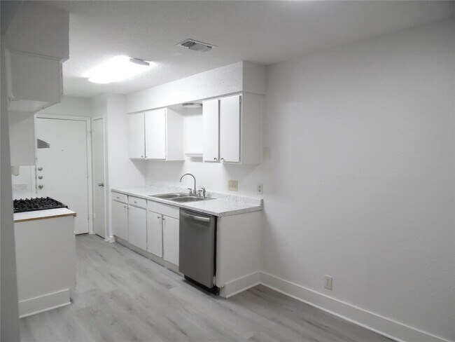 Building Photo - 7400 Dixie Dr