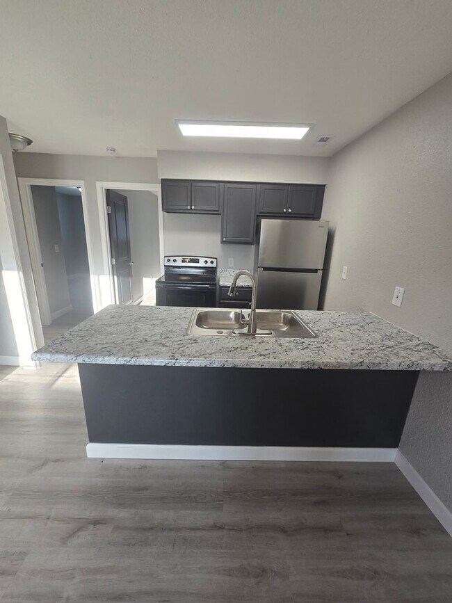 Building Photo - 2 Bedroom , 1 Bathroom Apartment!