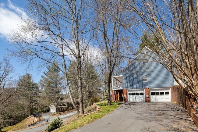 Building Photo - Spacious Cape Cod-Style Home in South Asheville