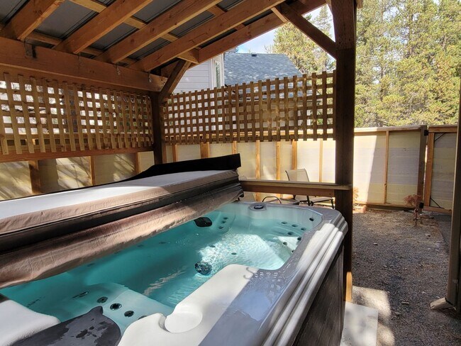 Building Photo - Hank's Hideaway in Sunriver, Furnished, all Utilities Included. Gym access, Hot Tub. 30-day Minim...