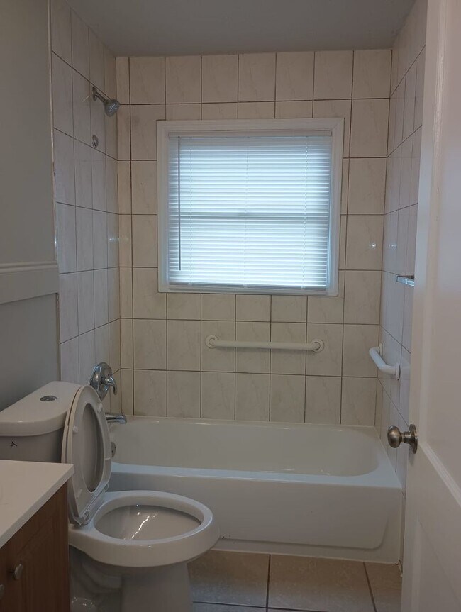 Building Photo - Cozy 2 bed / 1 bath - Move in Ready!