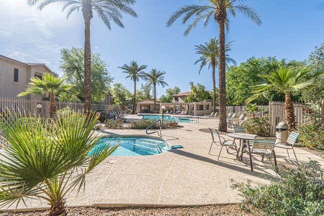 Building Photo - Spacious 2 Bed / 2 Bath Condo in Prime Cha...