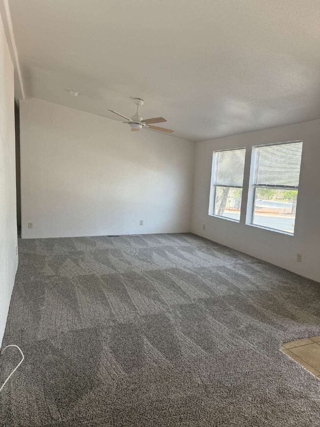 Building Photo - 841 S 11th Dr