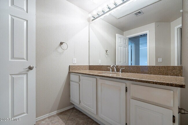 Building Photo - 5401 E Van Buren St
