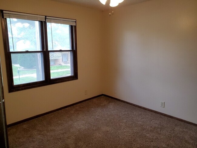 Building Photo - Two Bedroom Apartment with Fireplace!