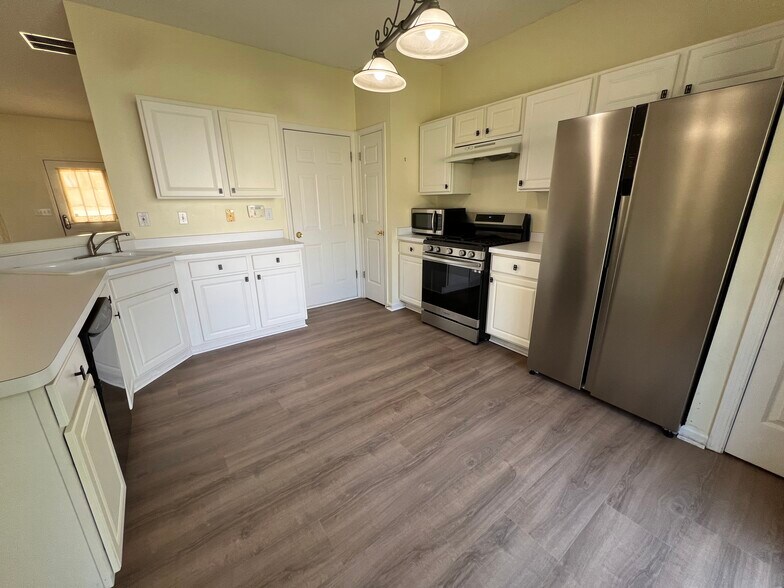 Building Photo - 205 Wellisford Ct