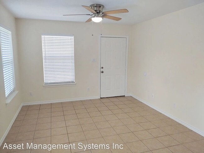 Building Photo - $1195 -Charming duplex in Pilot Point