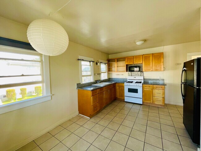 Kitchen - 4503 Rosewood Ave