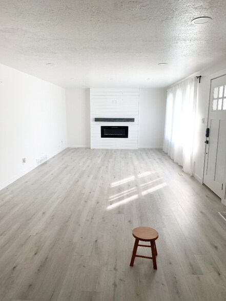 Building Photo - 681 N Valley Dr