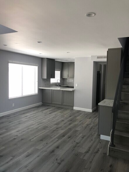 Building Photo - 10926 Bluffside Dr