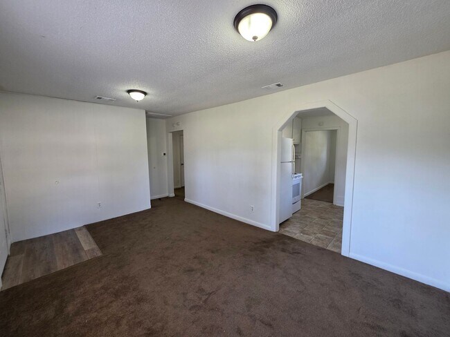 Building Photo - Cute 2BR/1BA House on Corner Lot