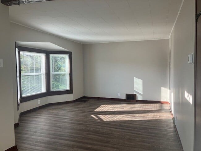 Building Photo - Updated 3 Bedroom - 1 Bath House in Twin Lakes