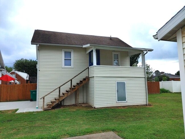 Building Photo - 702 28th St