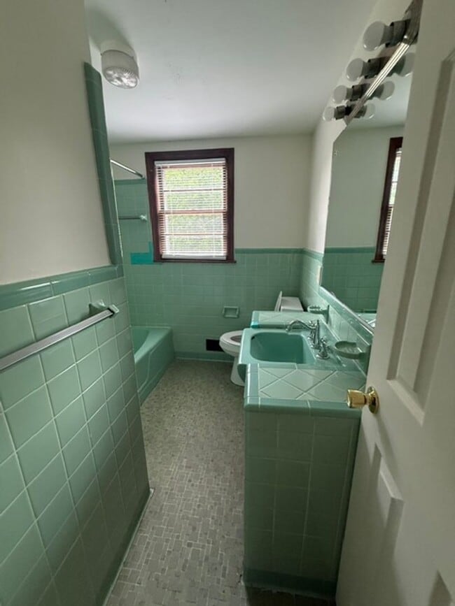 Building Photo - Four bedroom, 2 bath house in Burlington