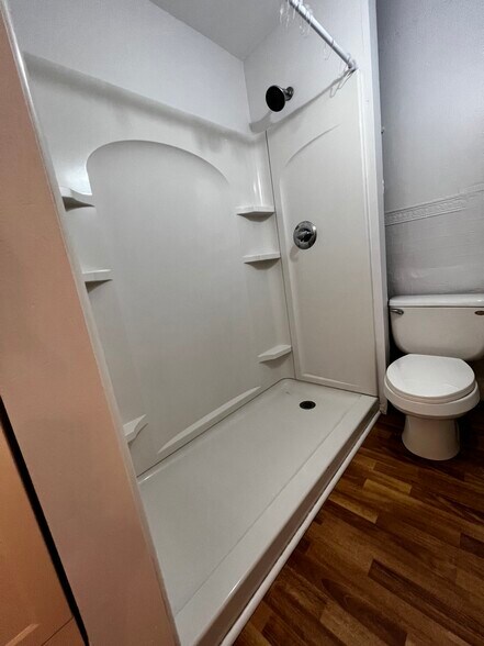 Bath - 7356 - 7358 Perry Street